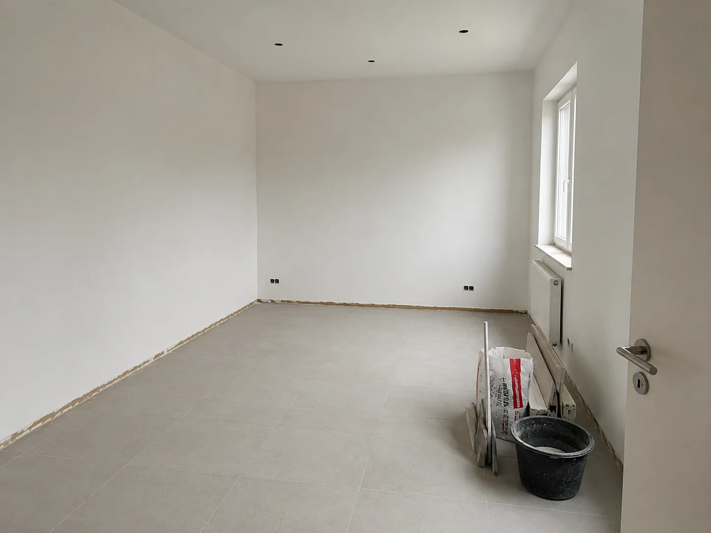 Renovierter leerer Raum nach Abriss- und Entrümpelungsarbeiten als saubere Vorbereitung für den weiteren Ausbau