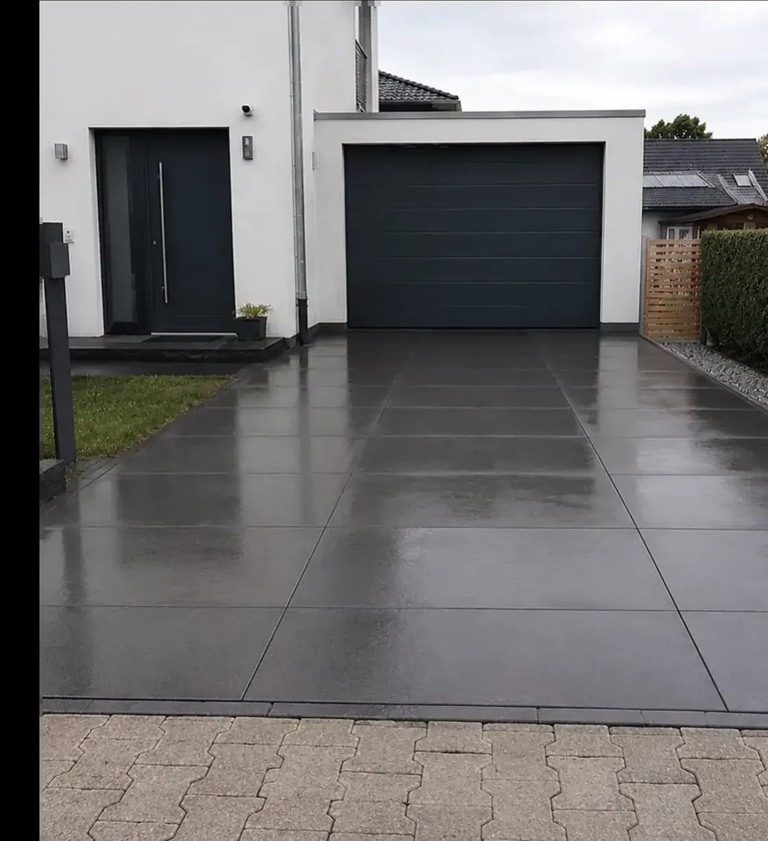 Gepflegte Garagenzufahrt mit großformatigen Platten im Rahmen der Objektbetreuung