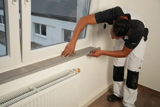 Saubere Fensterbankverkleidung in einem Innenraum