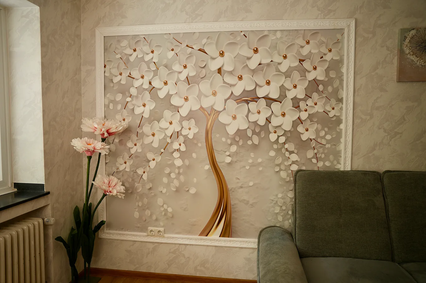 Individuelle Fototapete mit floralem Baummotiv als moderne Wandgestaltung.