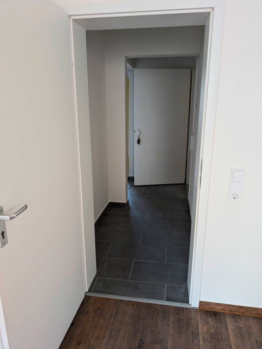 Innenausbau mit neu verlegtem Bodenbelag in einem Wohnraum.
