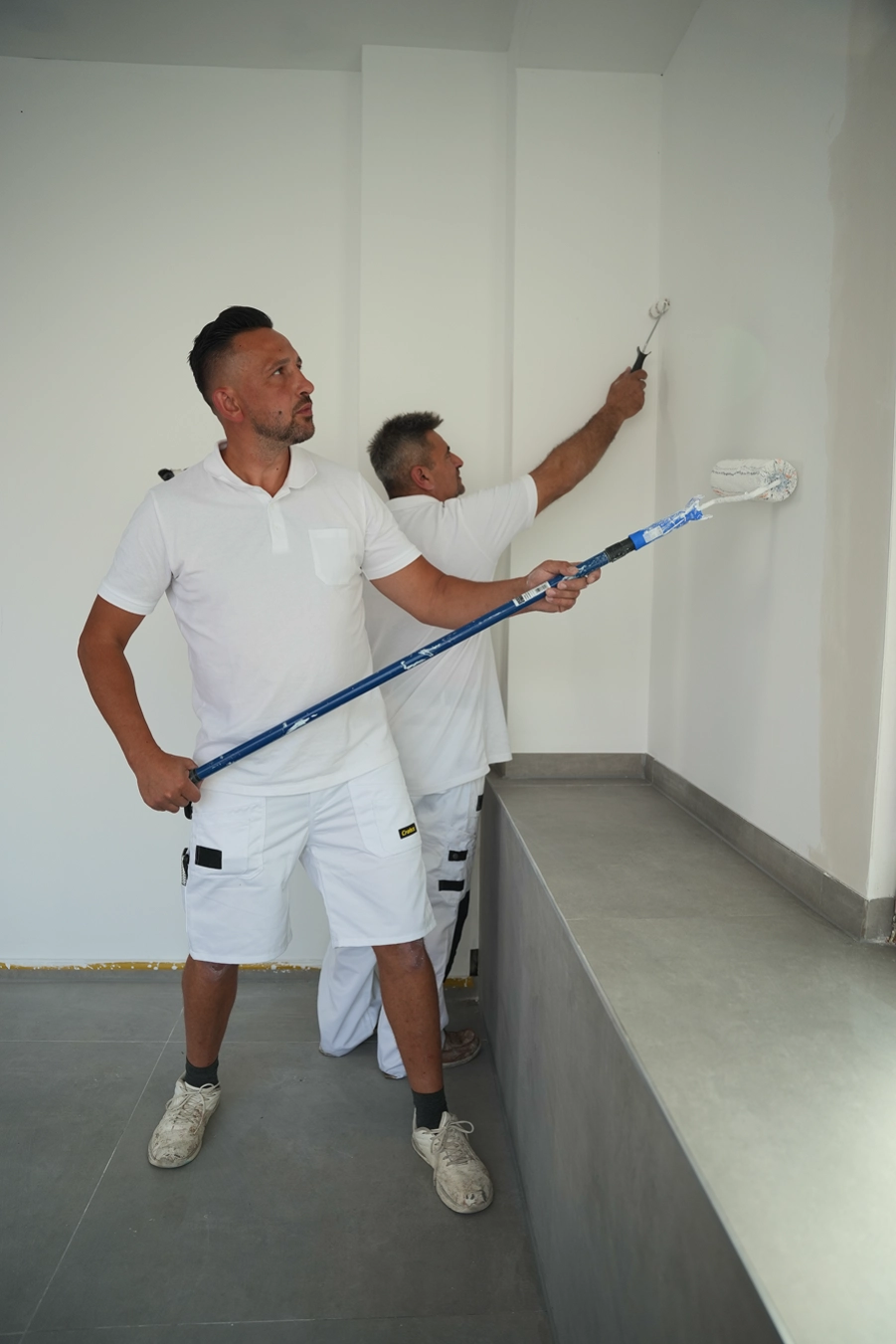 Malerarbeiten bei der Renovierung eines Innenraums durch MCT Renovierung & Ausbau.