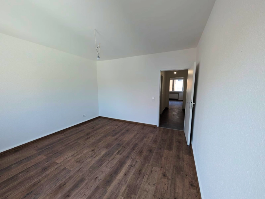 Bezugsfertig renovierter Wohnraum mit neuem Boden und hellen Wandflächen.