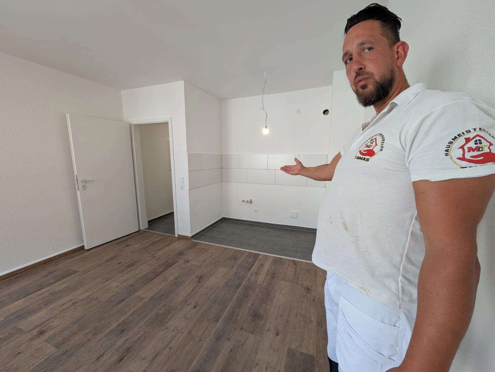 Wohnungsrenovierung in Eschweiler – fertiggestellter Küchen- und Wohnbereich nach den Sanierungs- und Ausbauarbeiten von MCT Renovierung & Ausbau.