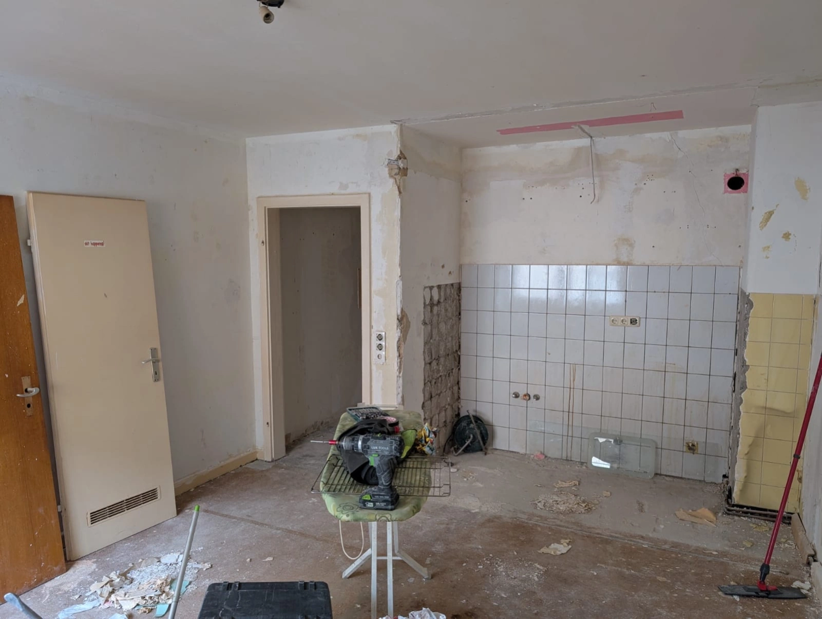 Wohnungsrenovierung in Eschweiler – entkernter Küchenbereich vor den Sanierungs- und Ausbauarbeiten von MCT Renovierung & Ausbau.