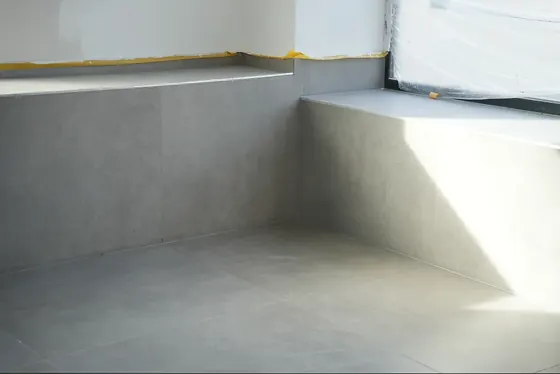 Großformatige graue Wand- und Bodenfliesen bei einer Badsanierung