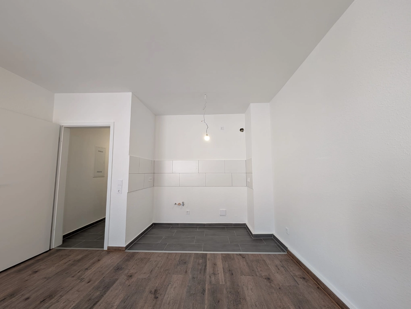 Renovierung und Sanierung in Eschweiler – modernisierter Küchenbereich mit neuen Wand- und Bodenfliesen in einem Wohnobjekt